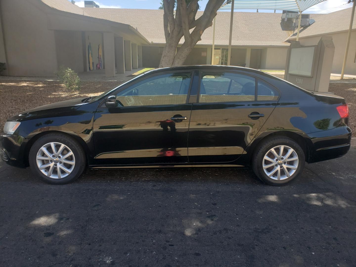 2012 /black Volkswagen Jetta SE (3VWDX7AJ6CM) with an 2.5 l5 engine, 6-Speed Automatic transmission, located at 323 E Dunlap Ave., Phoenix, AZ, 85020, (602) 331-9000, 33.567677, -112.069000 - 2012 Volkswagen Jetta,...... A True Must See!!....... No accidents, Cold AC, The car is gorgeous inside and out, Touch screen stereo/CD player, Bluetooth, satellite compatible, phone sync, power windows, power door locks, Clean Black interior Black with beautiful Black leather seats in near perfect - Photo#6